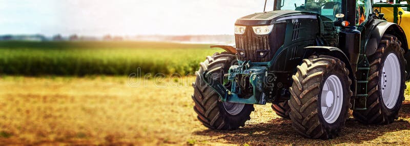 Position de tracteur de matériel agricole des machines agricoles sur le champ. Bannière