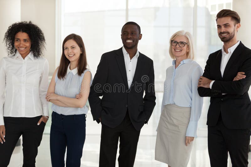 Position diverse heureuse de personnel de société posant le tir à l'intérieur images libres de droits Position diverse heureuse de personnel de société posant le tir à l'intérieur images libres de droits
