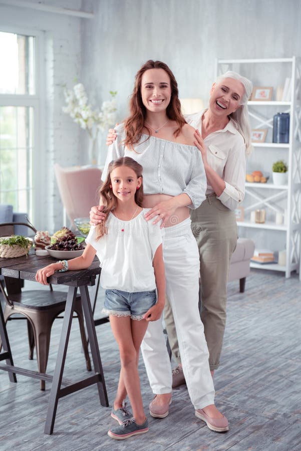 Position gaie de sentiment de femme enceinte près de fille et de mère image libre de droits Position gaie de sentiment de femme enceinte près de fille et de mère image libre de droits