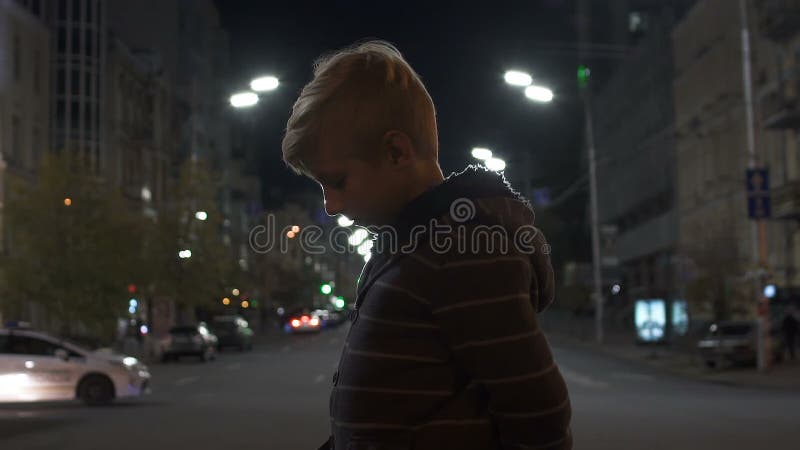 Position manquée triste d'enfant sur la rue, perdue dans la grande ville, slowmo de recherche de patrouille de police