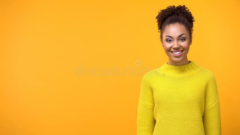 Position positive de jeune femme sur le fond lumineux, adolescent assez féminin photos libres de droits Position positive de jeune femme sur le fond lumineux, adolescent assez féminin photos libres de droits