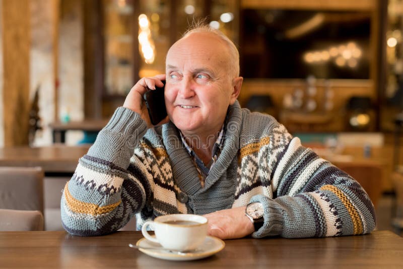 Positiv mogen man som talar vid mobiltelefonen royaltyfria foton Positiv mogen man som talar vid mobiltelefonen royaltyfria foton