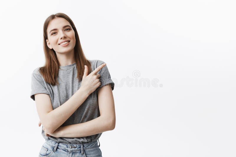 Positiv sinnesrörelser och inställning kopiera avstånd Snygg ung caucasian brinettestudentflicka med medelhårlenghts arkivfoton Positiv sinnesrörelser och inställning kopiera avstånd Snygg ung caucasian brinettestudentflicka med medelhårlenghts arkivfoton
