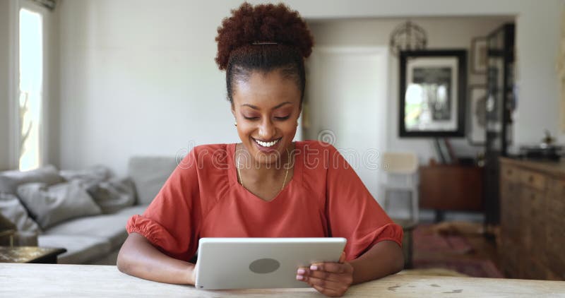 Positiv ung afrikansk frilansmedarbetare kvinna som använder tablett stock video