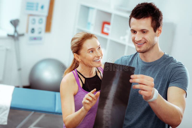 Positive Blondine, die mit ihrem Therapeuten sprechen lizenzfreies stockfoto Positive Blondine, die mit ihrem Therapeuten sprechen lizenzfreies stockfoto