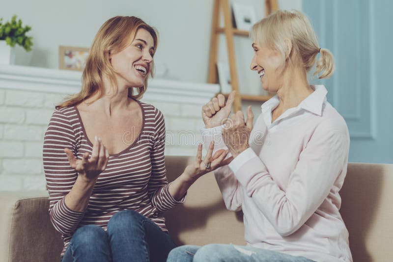 Positive Familie, die gute Nachrichten bespricht lizenzfreies stockbild Positive Familie, die gute Nachrichten bespricht lizenzfreies stockbild