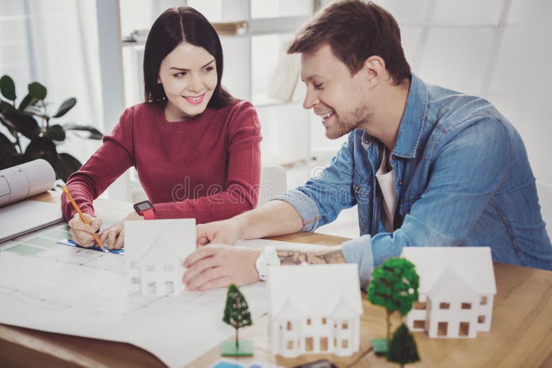 Positive freundliche Frau, die mit dem Kunden spricht stockfoto