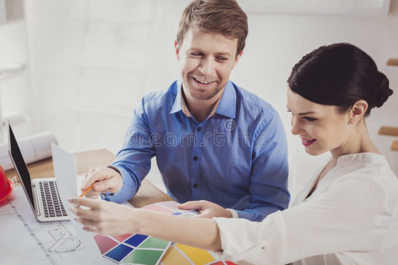 Positive frohe Leute, die das Bild betrachten lizenzfreies stockbild