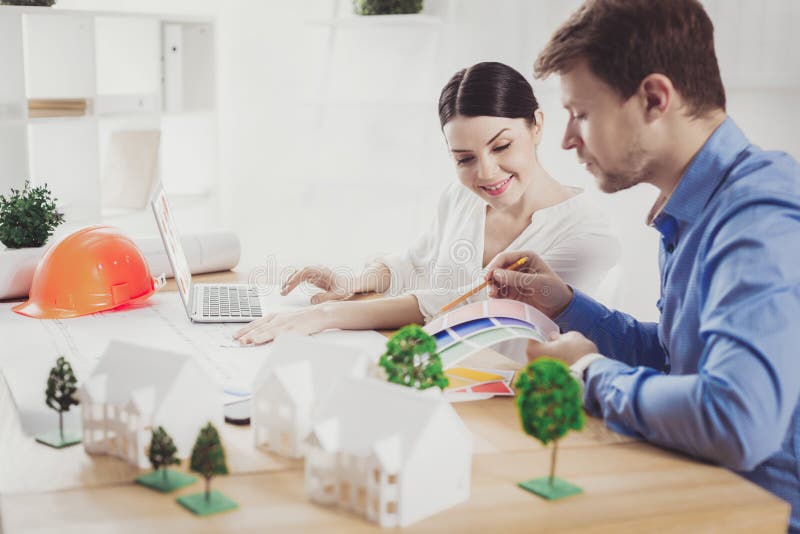 Positive intelligente Leute, die im Team arbeiten stockfoto