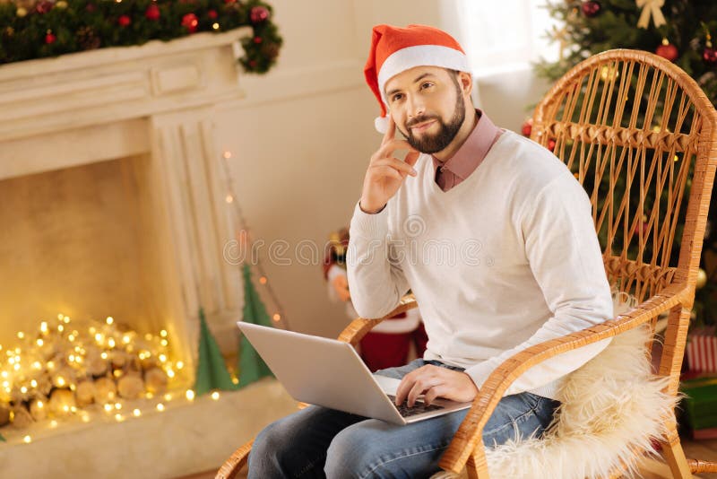 Positiver Mann, der an Geschenkideen denkt stockbilder Positiver Mann, der an Geschenkideen denkt stockbilder