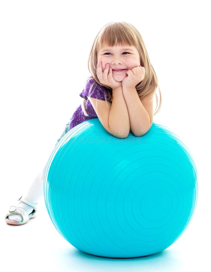 Positives kleines Mädchen mit dem blauen Ball stockbilder Positives kleines Mädchen mit dem blauen Ball stockbilder