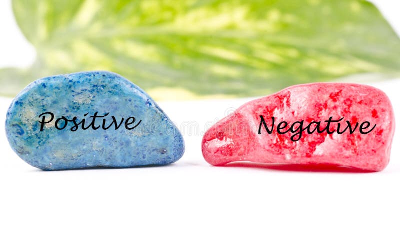 Positivo negativo escrito em pedras coloridas