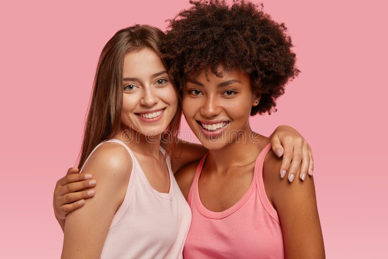 Positivt leende av olika bästa vänner som tar emot varandra, har vänskapliga relationer, gör gemensam foto glad att arkivbild