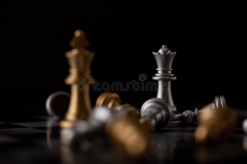 Posi??o da rainha e do rei no meio da xadrez de queda imagens de stock Posi??o da rainha e do rei no meio da xadrez de queda imagens de stock