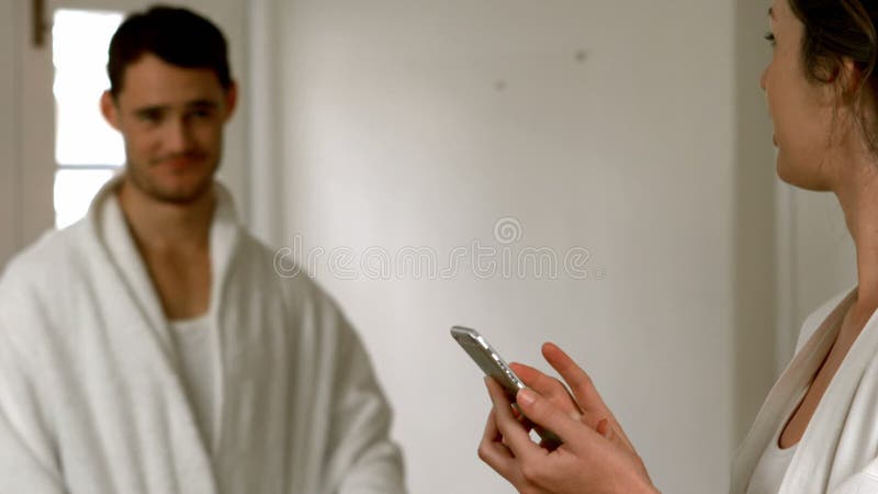 Posição de sorriso dos pares quando texting da mulher