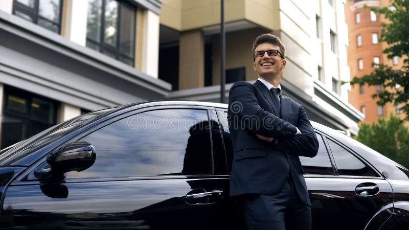Posição de sorriso perto do carro superior da classe, auto creditar do homem, baixa taxa de juro fotografia de stock Posição de sorriso perto do carro superior da classe, auto creditar do homem, baixa taxa de juro fotografia de stock