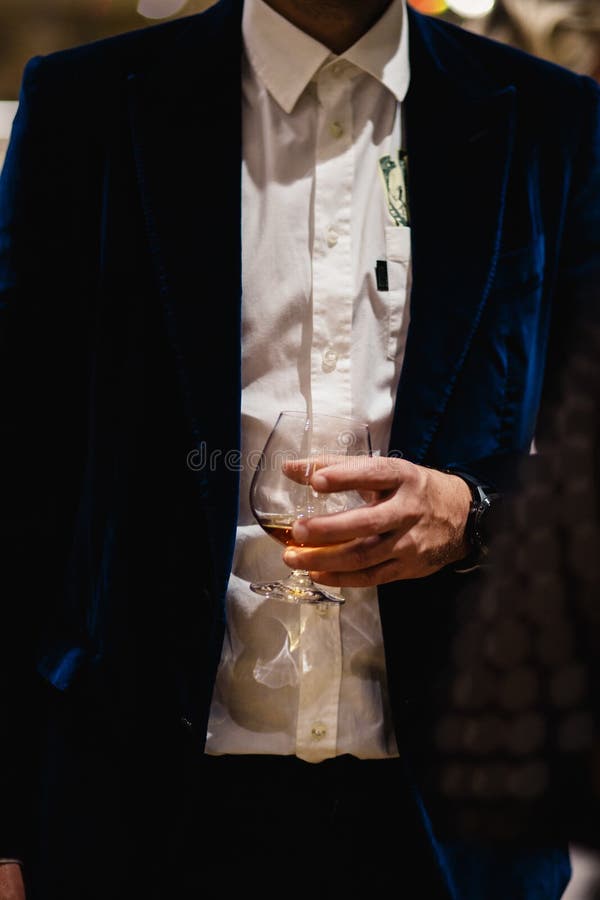 Posição dos povos que conversa em um jantar de negócio que guarda o gosto do vidro do uísque e de vinho e que degustating o alime fotografia de stock royalty free Posição dos povos que conversa em um jantar de negócio que guarda o gosto do vidro do uísque e de vinho e que degustating o alime fotografia de stock royalty free