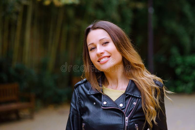 Posição fêmea nova de encantamento no parque imagem de stock royalty free