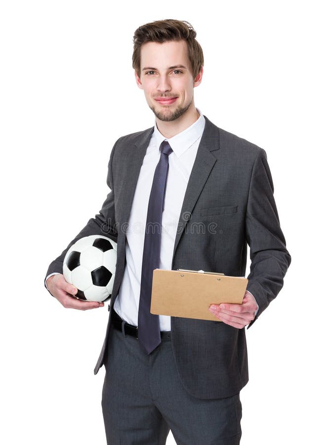 Posse do instrutor do futebol com bola de futebol e prancheta foto de stock royalty free Posse do instrutor do futebol com bola de futebol e prancheta foto de stock royalty free