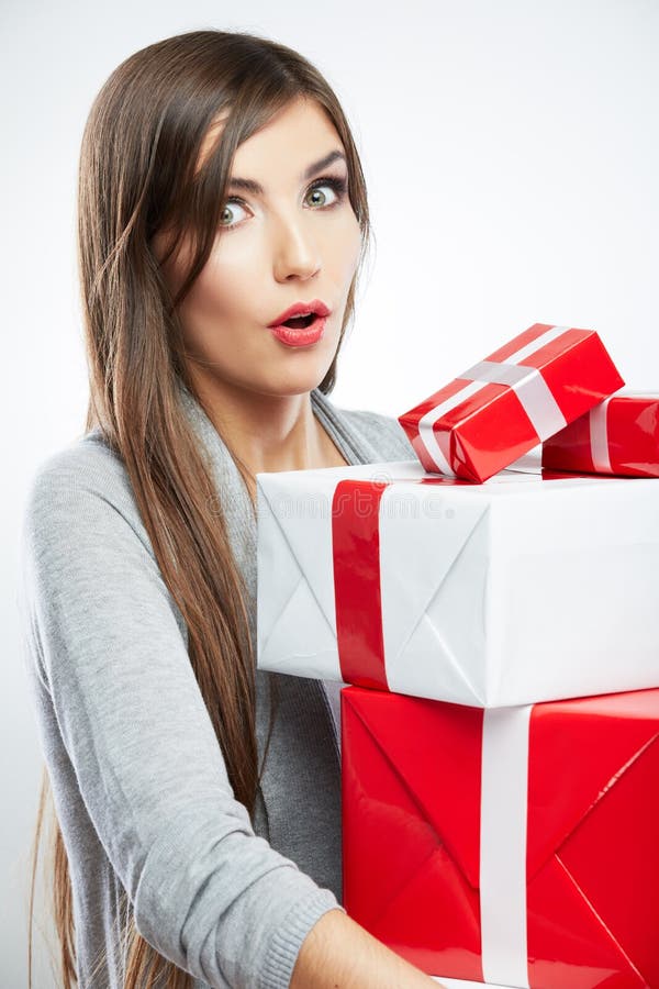 Posse do retrato da jovem mulher muita presente no estilo da cor do Natal imagens de stock Posse do retrato da jovem mulher muita presente no estilo da cor do Natal imagens de stock