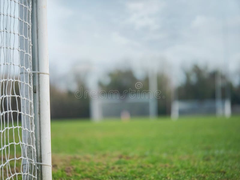 Lado De Um Posto De Futebol Com Rede Em Foco. Ponto De Treinamento Fora De  Foco. Fundo Do Tema Do Futebol Foto de Stock - Imagem de verde,  treinamento: 215376986