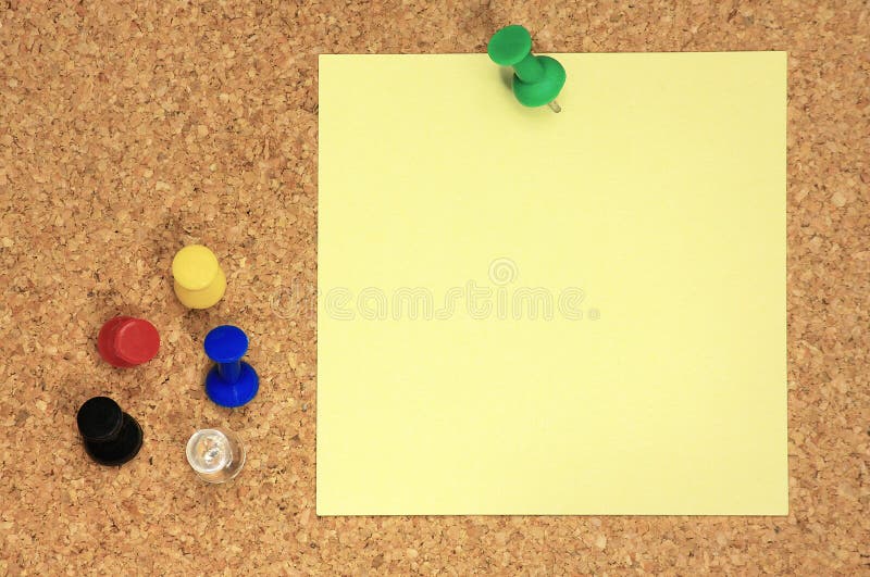 Post-It und bunte Reißzwecke stockbilder Post-It und bunte Reißzwecke stockbilder