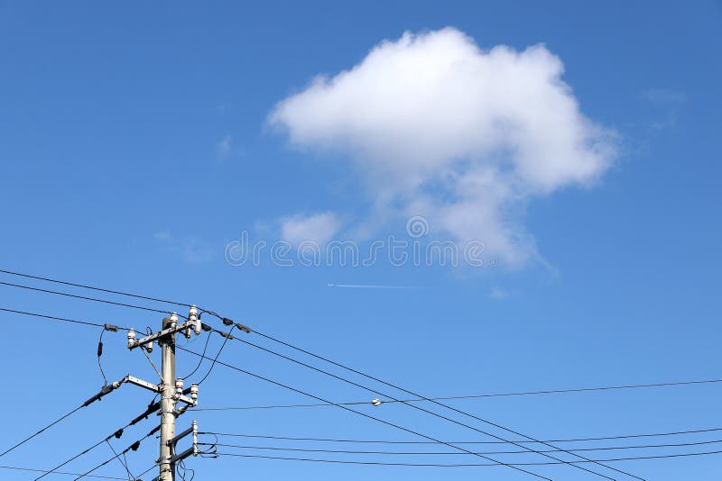 Posta di elettricità contro un cielo blu con le nuvole fotografie stock libere da diritti Posta di elettricità contro un cielo blu con le nuvole fotografie stock libere da diritti