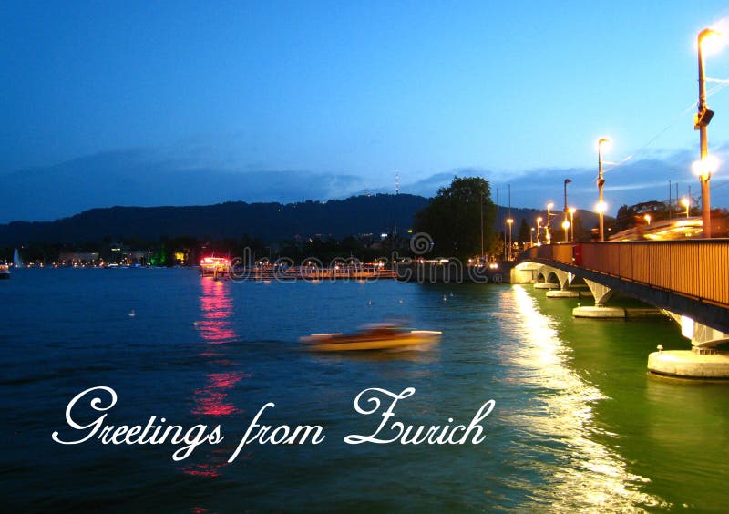Postal con una vista nocturna hermosa en tiempo del verano con una lancha de carreras en el lago Zurich fotografía de archivo Postal con una vista nocturna hermosa en tiempo del verano con una lancha de carreras en el lago Zurich fotografía de archivo