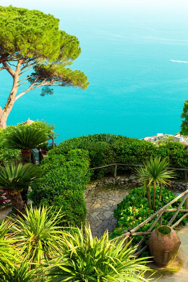 Postal de imagen con la terraza con las flores y los árboles, potes de arcilla en los chalets Rufolo del jardín en Ravello Costa imagenes de archivo Postal de imagen con la terraza con las flores y los árboles, potes de arcilla en los chalets Rufolo del jardín en Ravello Costa imagenes de archivo