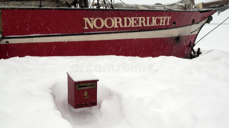 Postbox listewnik blisko żaglówki żeglowania statku Noorderlicht basecamp w Arktycznym