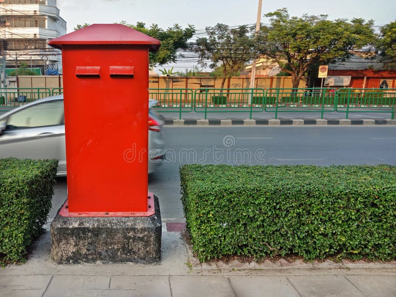 Postbox rosso sul sentiero per pedoni in Tailandia fotografia stock libera da diritti Postbox rosso sul sentiero per pedoni in Tailandia fotografia stock libera da diritti