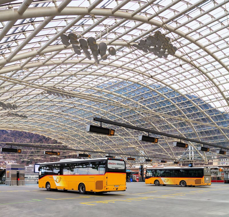 Postbusse am Busbahnhof in der Stadt von Chur in der Schweiz lizenzfreies stockfoto Postbusse am Busbahnhof in der Stadt von Chur in der Schweiz lizenzfreies stockfoto