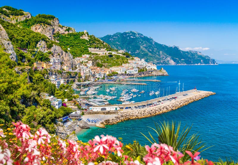 Malerische Bild-Postkarte Ansicht der berühmten Amalfi-Küste mit schönen Golf von Salerno, Kampanien, Italien.