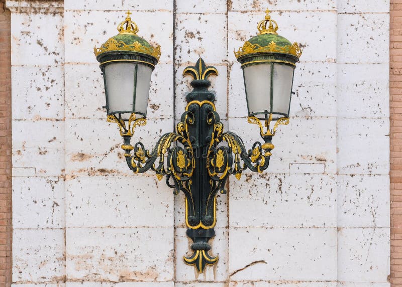 Poste de luz em Royal Palace de Aranjuez, Espanha fotografia de stock Poste de luz em Royal Palace de Aranjuez, Espanha fotografia de stock