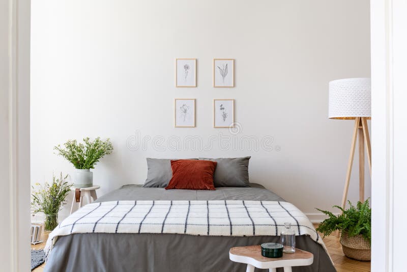Graue Decke Und Schwarze Kissen Auf Rosa Bett Im