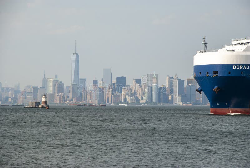 Posteriore di un'enorme nave di fronte a Hazy Manhattan Skyline, New York City immagini stock libere da diritti Posteriore di un'enorme nave di fronte a Hazy Manhattan Skyline, New York City immagini stock libere da diritti