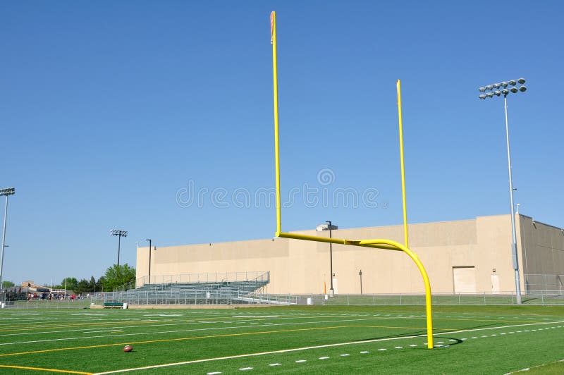 Jogo de futebol americano com poste ao fundo