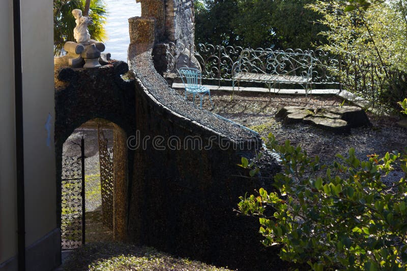 Posti alla costa del maggiore di lago fotografie stock libere da diritti Posti alla costa del maggiore di lago fotografie stock libere da diritti