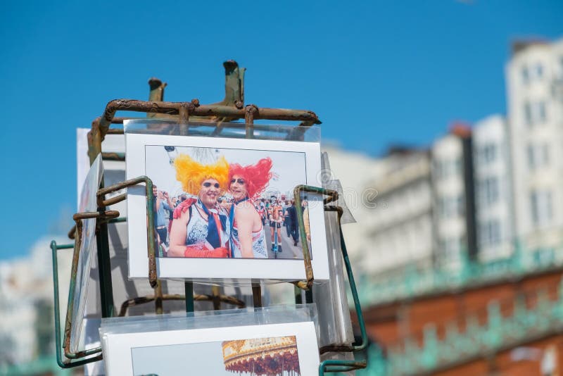 Postkarten von Brighton Gay Pride Parade für Verkauf auf der Seeseite lizenzfreie stockfotos Postkarten von Brighton Gay Pride Parade für Verkauf auf der Seeseite lizenzfreie stockfotos