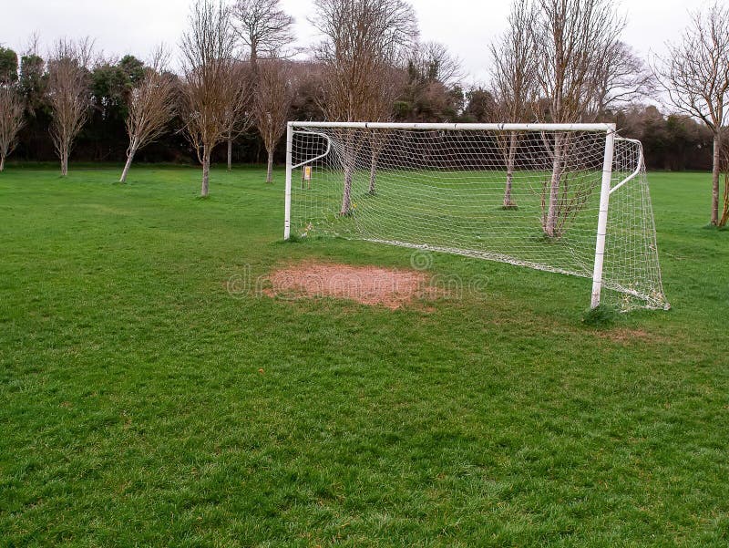 Posto De Futebol No Campo De Treino. Erva Desgastada Num Ponto De Guarda.  Fundo Do Tema Do Futebol Foto de Stock - Imagem de mola, futebol: 218400436