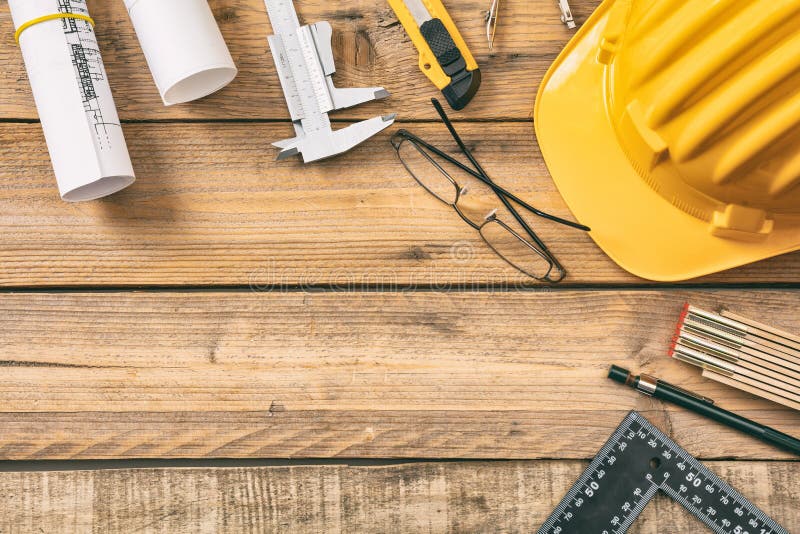 Posto di lavoro dell'architetto Proietti i modelli della costruzione e gli strumenti di ingegneria sullo scrittorio di legno, cop fotografia stock Posto di lavoro dell'architetto Proietti i modelli della costruzione e gli strumenti di ingegneria sullo scrittorio di legno, cop fotografia stock