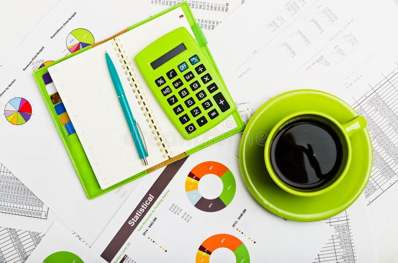 Posto di lavoro di affari con i rapporti finanziari immagini stock Posto di lavoro di affari con i rapporti finanziari immagini stock