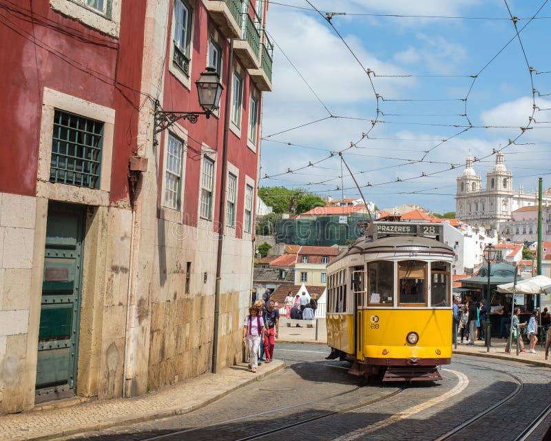 Posto molto turistico nella vecchia parte di Lisbona, con un tram tradizionale che passa vicino nella città di Lisbona, il Portog immagini stock