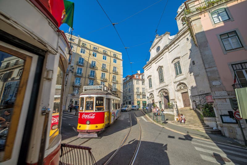 Posto molto turistico nella vecchia parte di Lisbona, con un tram tradizionale che passa vicino nella città di Lisbona, il Portog fotografia stock