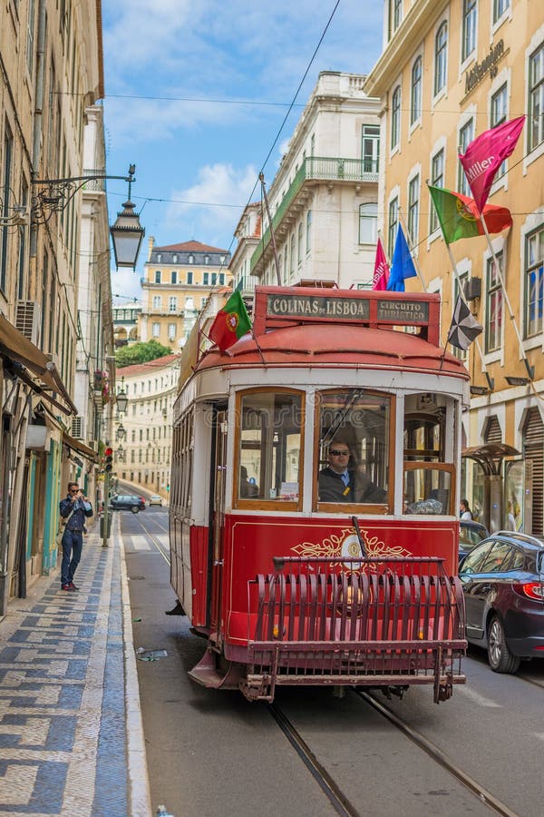 Posto molto turistico nella vecchia parte di Lisbona, con un tram tradizionale che passa vicino nella città di Lisbona, il Portog fotografie stock