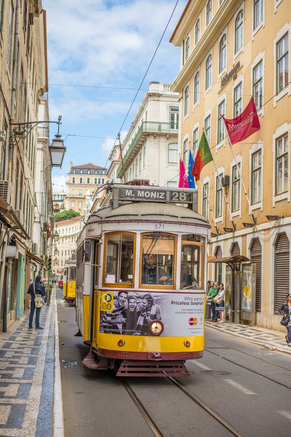 Posto molto turistico nella vecchia parte di Lisbona, con un tram tradizionale che passa vicino nella città di Lisbona, il Portog fotografia stock