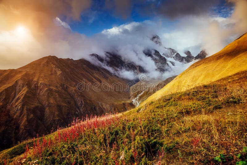 Posto Svaneti superiore, Mestia, Georgia, Europa di posizione Alto Cauc immagini stock libere da diritti Posto Svaneti superiore, Mestia, Georgia, Europa di posizione Alto Cauc immagini stock libere da diritti