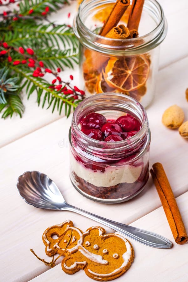 Postre acodado en un tarro de cristal en una tabla de madera imágenes de archivo libres de regalías Postre acodado en un tarro de cristal en una tabla de madera imágenes de archivo libres de regalías