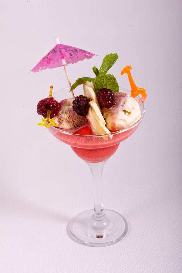 Postre del helado, menta, fruta fresca en bol de vidrio foto de archivo Postre del helado, menta, fruta fresca en bol de vidrio foto de archivo