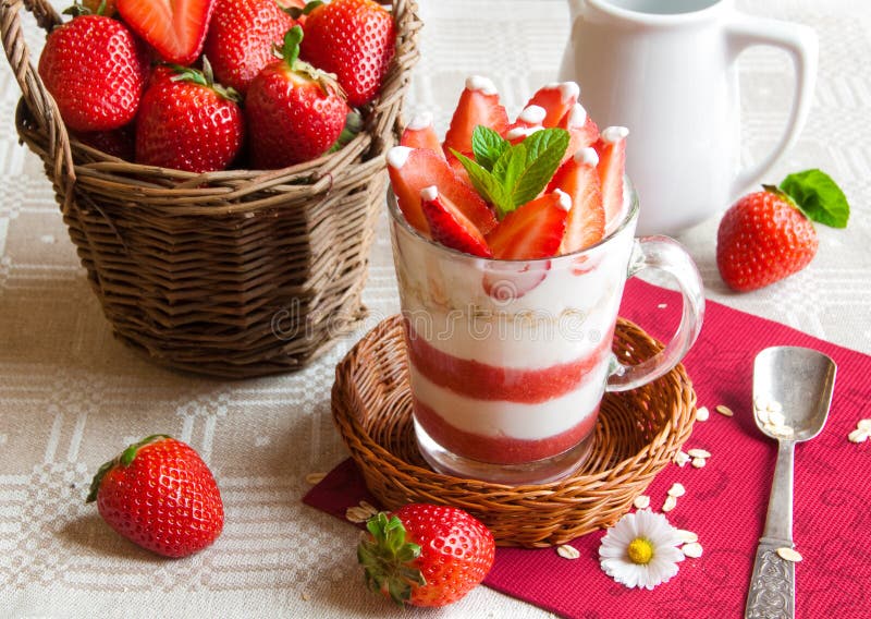 Postre del yogur y de la fresa imagenes de archivo Postre del yogur y de la fresa imagenes de archivo